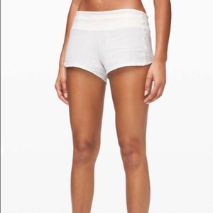 Lululemon Women’s White Speed Up Short 2.5” - size 2